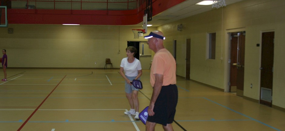 husband and wife playing pickleball in trussville alabama, alabama pickleball, trussville pickleball, birmingham pickleball, southside pickleball